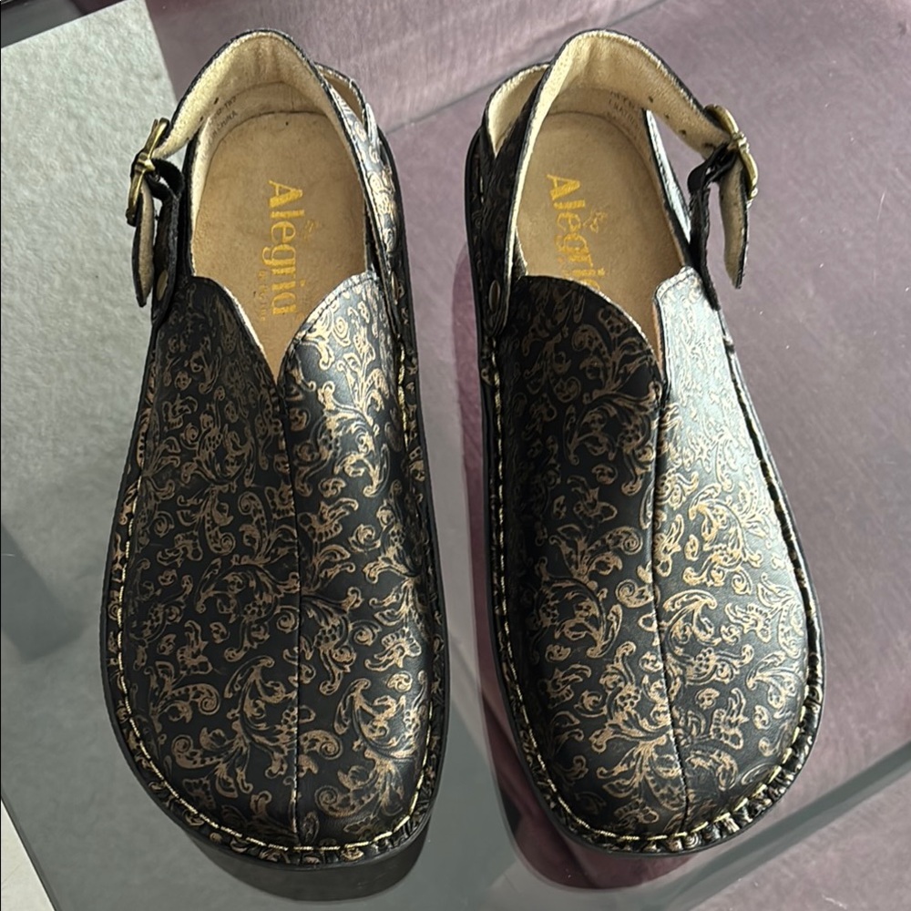 Alegria Women’s Black and Gold Patterned Clogs 39 or US 8.5